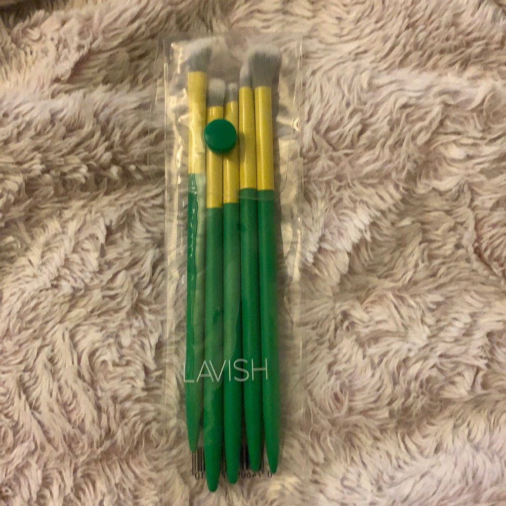 Brand new lavish brushes